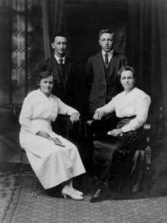 W-039 - Walter Family 1918 - Henry, Gordan, Veronica and Anna Seated.jpg